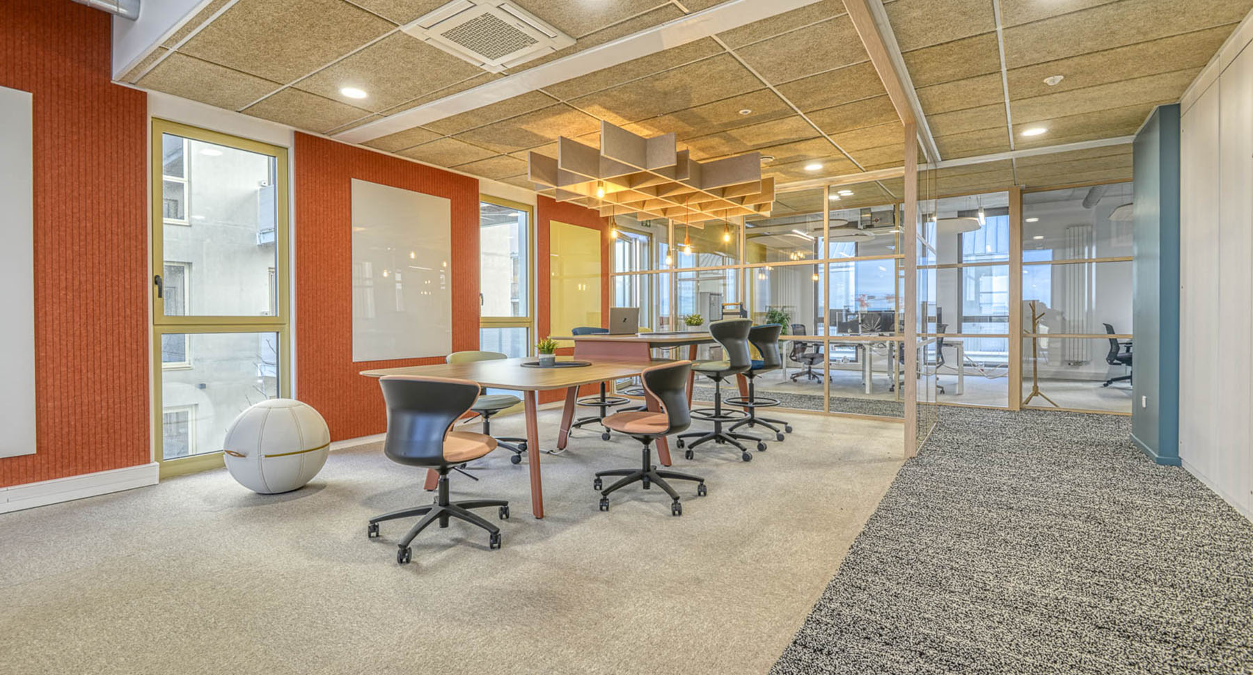 un espace collaboratif moderne et confortable avec des tables et des sièges de travail