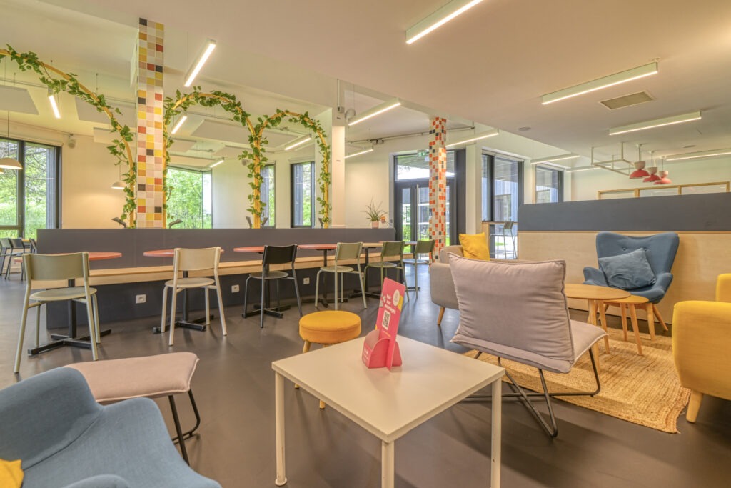 un grand espace cafeteria détente avec des mobilier lounge 